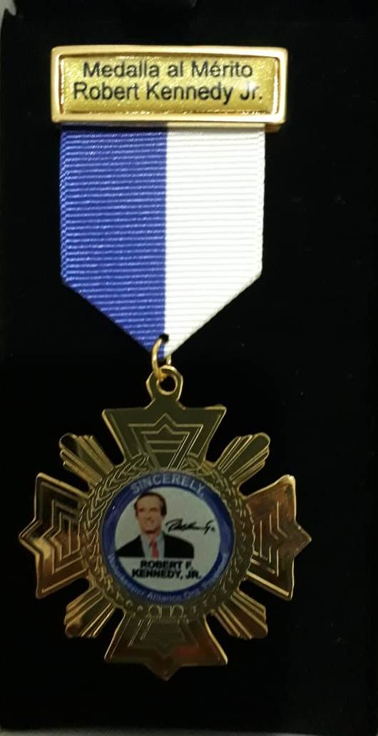 Medalla al merito Robert Kennedy Jr.jpg